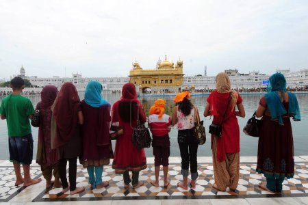 Téléchargez les photos : Pèlerins, temple d'or, amritsar, punjab, Inde, asie - en image libre de droit