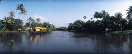 Paisaje panaromático de Kerala con barco de la casa, árboles de coco y agua en Allepey, Kerala, India