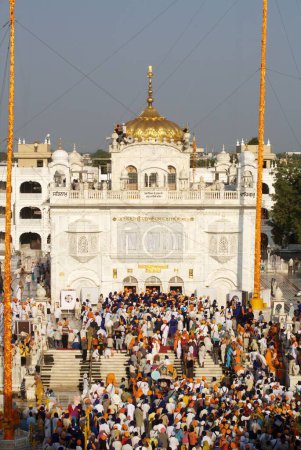 Téléchargez les photos : Les dévots sikhs se rassemblent au Sachkhand Saheb Gurudwara pour 300 ans de consécration du perpétuel Guru Granth Sahib le 30 octobre 2008, Nanded, Maharashtra, Inde - en image libre de droit