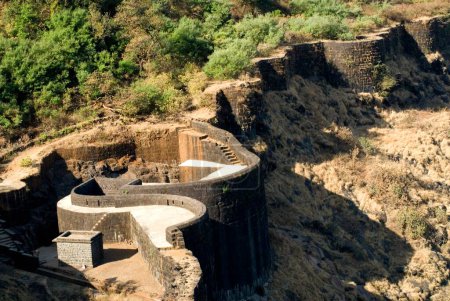 Téléchargez les photos : Chit darwaja entrée principale et mur de protection pour le fort de Raigad ; Maharashtra ; Inde - en image libre de droit