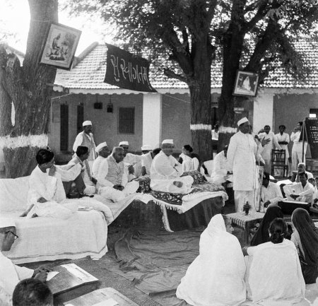 Foto de Viejo vintage 1900 en blanco y negro imagen de la aldea india reunión apoyo libertad movimiento India 1940 - Imagen libre de derechos
