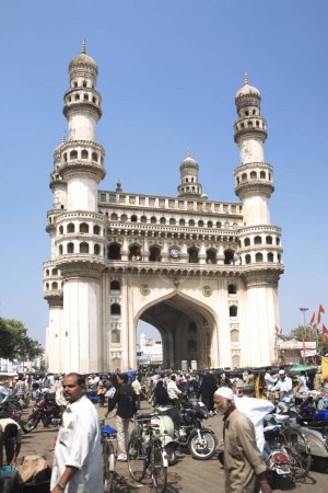 Téléchargez les photos : Charminar construit par Mohammed quli qutb shah en 1591 debout 56 mètres de haut et 30 mètres de large ; ; Andhra Pradesh ; Inde - en image libre de droit
