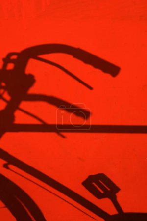 Fahrradschatten gegen roten Blechschuppen, Pune, Maharashtra, Indien 