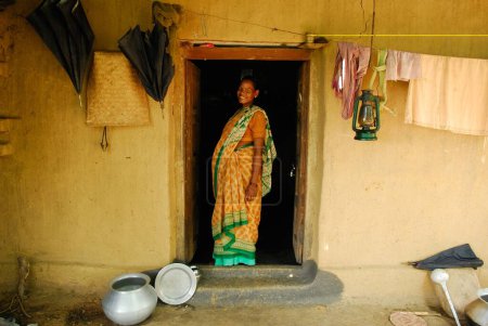 Foto de Ho tribus mujer embarazada de pie en la puerta, Chakradharpur, Jharkhand, India - Imagen libre de derechos