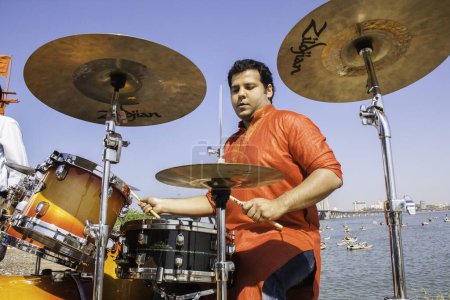 Téléchargez les photos : Banques gino jouer Zildjian et batterie worli dadar mumbai maharashtra Inde Asie - en image libre de droit