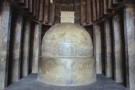 Intérieur de la salle Chaitya, grottes de Karla, Lonavala, Maharashtra, Inde, Asie