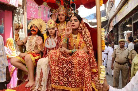 Foto de Chicas disfrazadas de personajes mitológicos jainistas en procesión de Mahavir Jayanti Jodhpur Rajastán India - Imagen libre de derechos