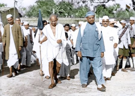 Téléchargez les photos : Mahatma Gandhi quittant l'exposition Village Industries à Ramgarh, Jharkhand, Inde, 19 mars 1940 - en image libre de droit