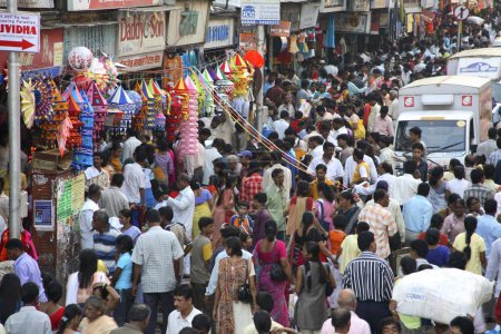 Téléchargez les photos : Foule sur la route, fièvre du shopping Diwali, marché de Dadar, Mumbai Bombay, Maharashtra, Inde - en image libre de droit