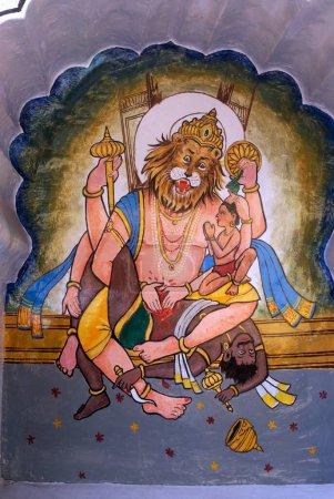 Téléchargez les photos : Narasinghavtar ou homme-lion quatrième incarnation du Seigneur Vishnu peint en couleur sur le mur du temple Vishnu Narayan au sommet de Parvati ; Pune ; Maharashtra ; Inde - en image libre de droit