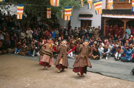Foto de Baile de máscaras por los jóvenes lamas en el festival ladakh, leh, ladakh, Jammu y Cachemira, India - Imagen libre de derechos