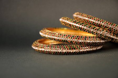 Téléchargez les photos : Mariage indien bracelets en or rouge et vert, Bijoux traditionnels indiens - en image libre de droit