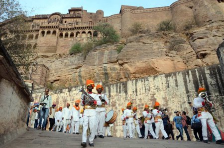 Téléchargez les photos : Raj Gangaur procession Mehrangarh Fort Jodhpur rajasthan, Inde, Asie - en image libre de droit