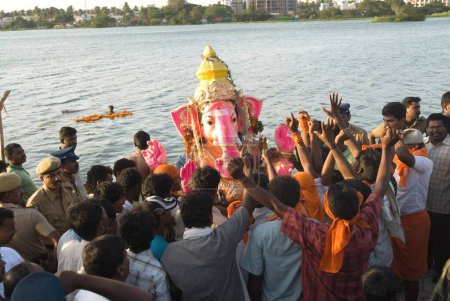 Téléchargez les photos : Personnes portant idole de lord ganesh pour immersion à l'étang sur le festival ganpati ; Muthannankulam ; Coimbatore ; Tamil Nadu ; Inde 2009 - en image libre de droit