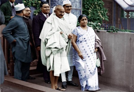 Téléchargez les photos : Mahatma Gandhi et Sarojini Naidu partent pour Buckingham Palace, Londres, Angleterre, 11 novembre 1931 - en image libre de droit
