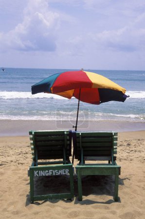 Foto de Sombrilla y sillas en la playa de Baga; Fotografía de Bellas Artes; Goa; India - Imagen libre de derechos