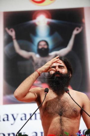 Téléchargez les photos : Yoga gourou baba ramdev démontrer les techniques de pranayam ; Bombay ; Mumbai ; Maharashtra ; Inde - en image libre de droit