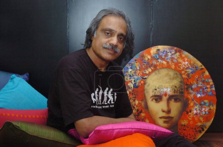 Téléchargez les photos : Peintre Subhash Awchat avec une de ses œuvres à sa résidence Bandra ; Bombay Mumbai ; Maharashtra ; Inde - en image libre de droit