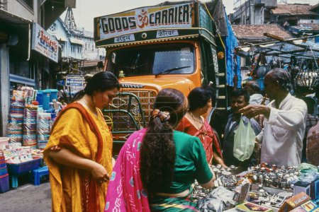 Téléchargez les photos : Hawkers vendant des marchandises sur le trafic de blocage de la route, Kalbadevi, Mumbai, Maharashtra, Inde, Asie, - en image libre de droit