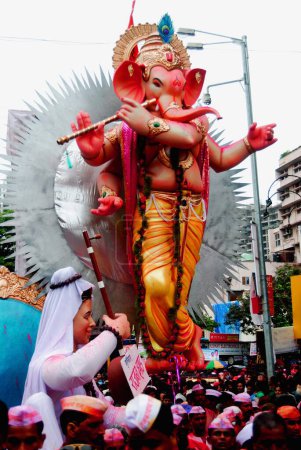 Téléchargez les photos : Festival Ganesh ganpati, Immersion d'une énorme idole d'éléphant dirigé Dieu après l'adoration pendant 10 jours avec des cris de gens font des appels au Seigneur pour venir année de nid tôt - en image libre de droit