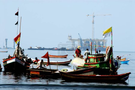 Téléchargez les photos : Bateaux de pêche à moteur à Mahim Creek et arrière-plan des travaux de construction de Bandra Worli Sea Link ; Bombay Mumbai ; Maharashtra ; Inde - en image libre de droit