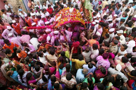 Foto de Devotos llevando el santo Palkhi del señor Kalbhairav durante la feria Kalbhairav en la Gadhinglaj taluka en Kolhapur, Maharashtra, India - Imagen libre de derechos