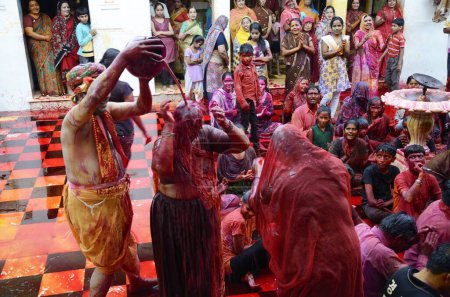Téléchargez les photos : Hommes et femmes chantant des chants de dévotion dans le temple Gang Shyamji à Jodhpur en Inde - en image libre de droit