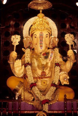 Téléchargez les photos : Ganesh ganpati Festival Chef d'éléphant Lord procession Idol pune, maharashtra, Inde - en image libre de droit