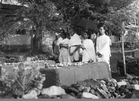 Téléchargez les photos : Manu Gandhi, Mahatma Gandhi, Sushila Nayar, Mirabehn et Pyarelal Nayar aux cimetières samadhis de Kasturba Gandhi et Mahadev Desai au Palais Aga Khan à Pune, 1944 - en image libre de droit