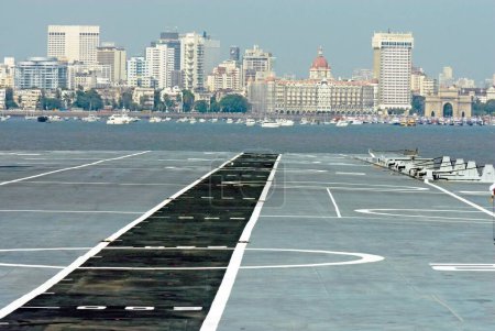 Foto de Cubierta de vuelo del portaaviones INS viraat R22 marina india, Bombay, Mumbai, Maharashtra, India - Imagen libre de derechos