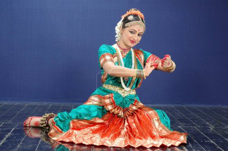 Téléchargez les photos : Bharatnatyam danse classique indienne - en image libre de droit