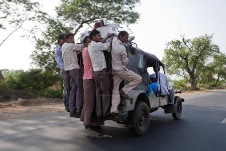 Foto de Jeep corriendo en el camino Nueva Delhi India Asia - Imagen libre de derechos