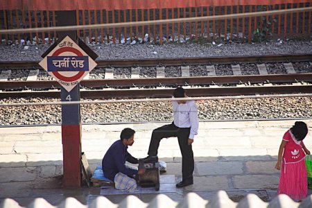 Téléchargez les photos : Polisseuse à chaussures à la gare de Charni Road ; Bombay Mumbai ; Maharashtra ; Inde - en image libre de droit