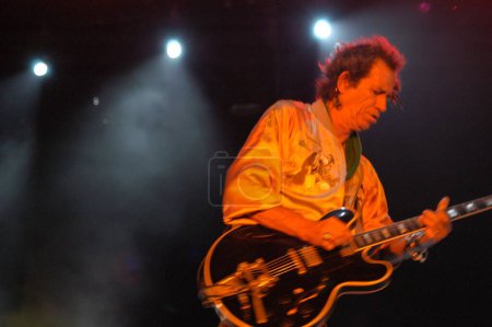 Téléchargez les photos : Musicien anglais chanteur Keith Richards jouer de la guitare - en image libre de droit
