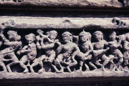 Téléchargez les photos : Pilier sculpté dans Sun Temple Modhera, 1025 apr. J.-C., Gujarat, Inde - en image libre de droit