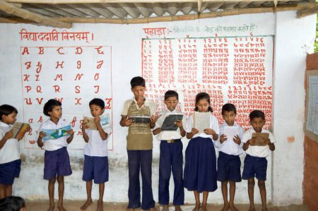 Foto de Niños leyendo libro en el aula uttar pradesh India Asia - Imagen libre de derechos