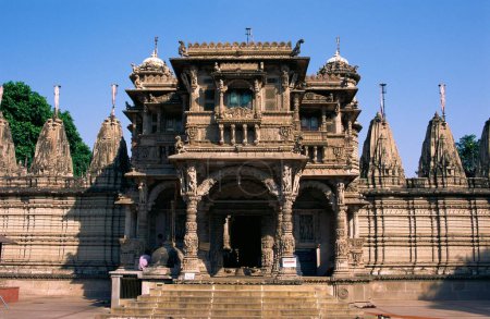 Foto de Fachada de piedra ricamente tallada del templo de Hatheesing Jain, Ahmedabad, Gujarat, India - Imagen libre de derechos