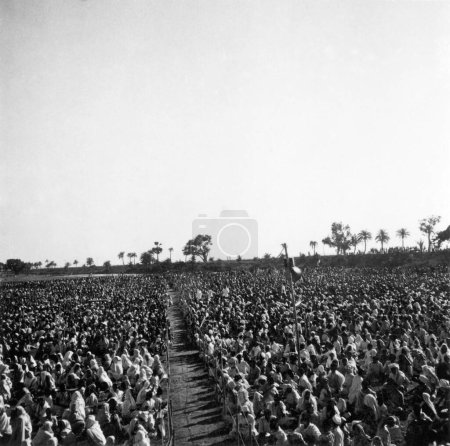 Téléchargez les photos : Foules lors d'une réunion publique à Assam, décembre 1945 - en image libre de droit