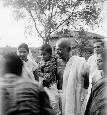 Téléchargez les photos : Madalsa Narayan, son fils Bharat, Mahatma Gandhi et Abha Gandhi à l'Ashram de Sevagram, 1945 - en image libre de droit