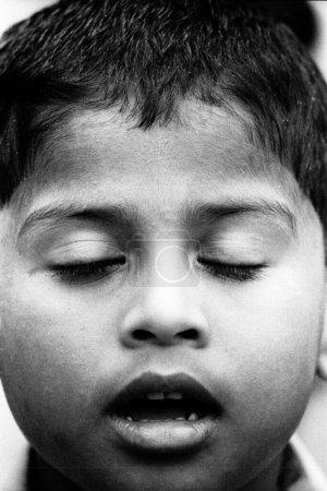 Téléchargez les photos : Garçon aveugle à l'école pour aveugles Victoria, Bombay Mumbai, Maharashtra, Inde - en image libre de droit