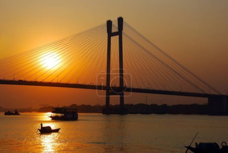 Téléchargez les photos : Coucher de soleil à Vidyasagar Setu nouveau deuxième pont au-dessus de HooApproximativement rivière ; Calcutta ; Bengale occidental ; Inde - en image libre de droit