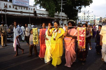 Téléchargez les photos : Femme perçant une tige de fer à travers les joues en train de faire son vœu au festival Mariamman, Tamil Nadu, Inde - en image libre de droit