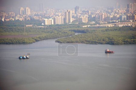 Téléchargez les photos : Ruisseau Gorai et mangroves ; Borivali ; Bombay Mumbai ; Maharashtra ; Inde - en image libre de droit