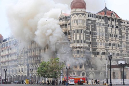 Foto de Incendio dentro del hotel Taj Mahal y Brigada de Bomberos tomando posición fuera del hotel; después del ataque terrorista de Deccan Mujahedeen el 26 de noviembre de 2008 en Bombay Mumbai; Maharashtra; India - Imagen libre de derechos