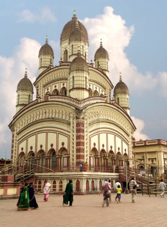 Téléchargez les photos : Les pèlerins ont visité Dakshineshwar Kali Temple style cabane bengali classique construit en 1847 entouré de douze temples Shiva, Calcutta maintenant Kolkata, Bengale occidental, Inde - en image libre de droit