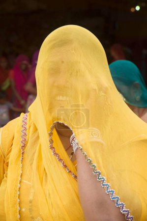 Téléchargez les photos : Femme parler téléphone pathmeda godham rajasthan - en image libre de droit
