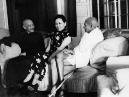 Foto de Mahatma Gandhi hablando con el líder chino Chiang Kai Chek y su esposa en Calcuta, 1942, India - Imagen libre de derechos
