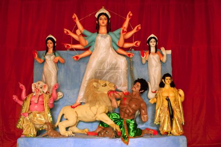 Téléchargez les photos : Déesse durga tuant le démon mahishasura avec les déesses laxmi saraswati et dieux ganesh kartik à kolkata, Calcutta, Inde - en image libre de droit