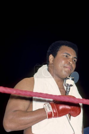 Téléchargez les photos : Boxer, Muhammad Ali Portrait Sur Anneau - en image libre de droit