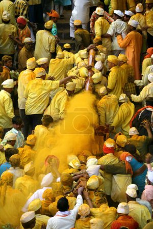 Téléchargez les photos : Les dévots portant le saint Palkhi du seigneur Khandoba lors des célébrations de Dasshera au temple Jejuri, pune, Maharashtra, Inde - en image libre de droit